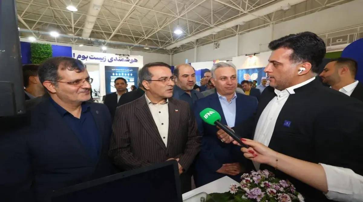 The Vice President and Head of the Administrative and Recruitment Organization of the country visited the ELECOMP exhibition